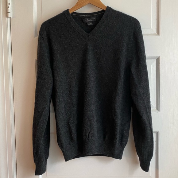 Bloomingdale’s Men’s Cashmere sweater - Picture 3 of 6